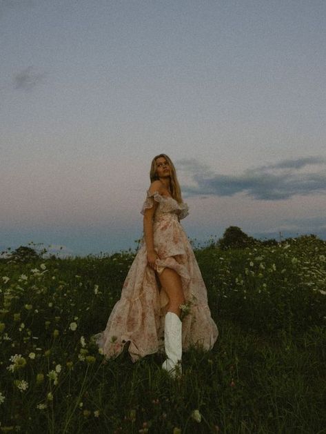 Running In A Field, Fashion Design Projects, Flower Field Photoshoot, Selkie Dress, Cowgirl Photoshoot, Senior Year Pictures, Extraordinary Fashion, Foto Cowgirl, Senior Photoshoot Poses