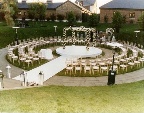 like the seating arrangement: Wedding Ceremony Seating, Ceremony Seating, Wedding Set Up, Future Wedding Plans, Ceremony Decor, Outdoor Wedding Decorations, Outside Wedding, Salou, Wedding Cake Designs