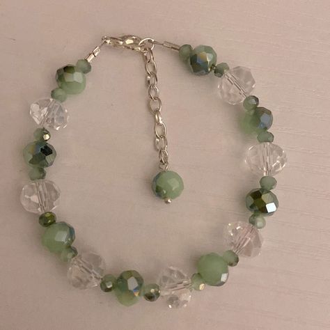 Green and clear glass beaded bracelet. Beaded Green Bracelet, Jewelry Aesthetic Green, Bead Crystal Bracelet, Friendship Bracelets Glass Beads, Clear Bracelet Ideas, Cute Green Bracelet, Green Beaded Bracelets Aesthetic, Diy Green Bracelet, Green Diy Bracelet