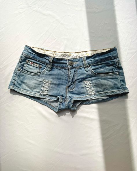 small hot pants drop 💖 XS-S for now, but will be back with other sizes soon 💋 ⓵ blue y2k denim micro shorts with low waist, waistline 38 cm, 18€ ⓶ brown grey-ish denim used look y2k micro shorts with low waist, waistline 40cm, 20€ ⓷ New Levi’s 501 cutoff shorts with high waist in gorgeous lavender color, size 25, waistline 36 cm, 35€ *DM to buy 💌 * for reference I normally wear XS and my height is 165cm * pick-up in Vienna or shipping internationally Low Rise Mini Shorts, 25 Waistline, Micro Shorts, Style Bundle, Blue Y2k, Y2k Denim, Cutoff Shorts, Levi’s 501, Mini Shorts