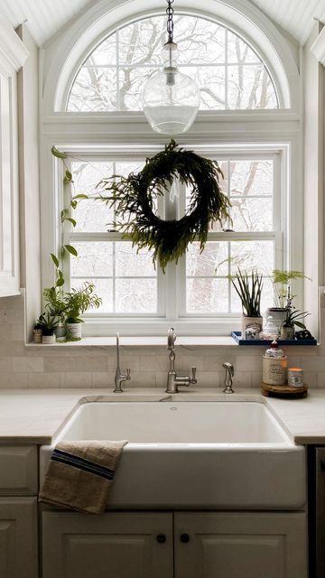 Kitchen Sink Wreath, Kitchen Window Seal Decor, Kitchen Window Styling, Windowsill Decor Kitchen, Kitchen Windowsill Ideas, Deep Window Sill Ideas, Window Seal Decor, Kitchen Window Decor Over Sink, Kitchen Window Sill Ideas