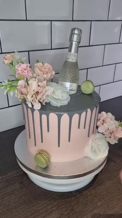 Chloes Cakes 💖(@chloescakesxo) on TikTok: Prosecco 🥂 #foryoupage #proseccocake #prosecco #cake #cakevideo #cakedecoration #birthdaycake Prosecco Birthday Cake, Prosecco Cake Design, Cocktail Birthday Cake, Prosecco Cake, 50th Birthday Cake Toppers, Bottle Cake, 50th Cake, 21st Birthday Cakes, 40th Birthday Cakes