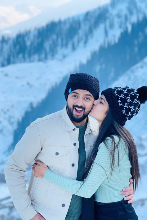 Chic Winter Outfits 2024
#WinterOutfit #WinterOutfitIdeas #ChicOutfit  #ChicWinterStyle #TrendyFashion #WinterFashion #Winter #Chicoutfits Cute Copal Pic Dp, Shimla Couple Photography, Manali Honeymoon Couple, Couple Photoshoot In Kashmir, Couple Photo Poses In Manali, Kashmir Honeymoon Outfits, Manali Couple Photos, Gulmarg Kashmir Photography Couple, Manali Couple Photoshoot