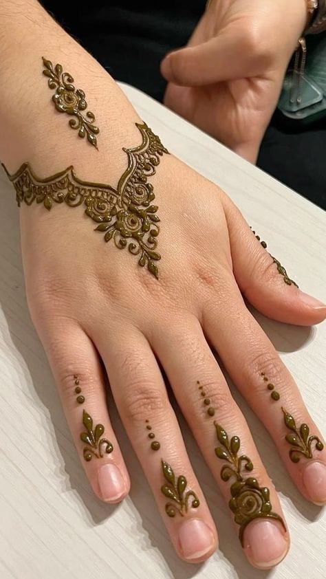 #hennadesigns #henna #hennaart #hennaartist #hennatattoo #mehndi #hennalove #hennadesign #hennainspire #hennawedding #mehendi #hennainspiration #bridalhenna #hennafun #hennainspo #art #mehndidesigns #mehandi #mehndiartist #hennasimple #hennartist #mehendidesign #mehndidesign #hennalookbook #whitehenna #wedding #mehndiart #bridalmehndi #hennapengantin #hennamurah Indian Mehendi Designs Simple, Mhndi Dsgns Simple For Eid, Cute Mehndi Designs, Dainty Henna, Simple Henna Designs Hand, Foot Mehndi, Henne Tattoo, Jagua Henna, Mehandi Art