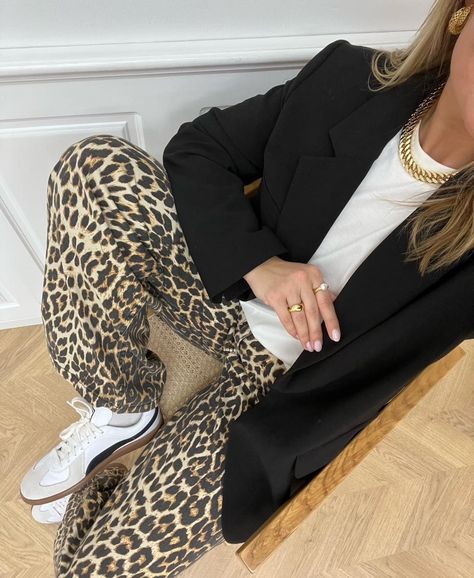 Print Jeans Outfit, Leopard Pants Outfit, Leopard Print Outfits, Animal Print Jeans, Overalls Outfit, Animal Print Outfits, Year 6, Looks Party, Vsco Girl