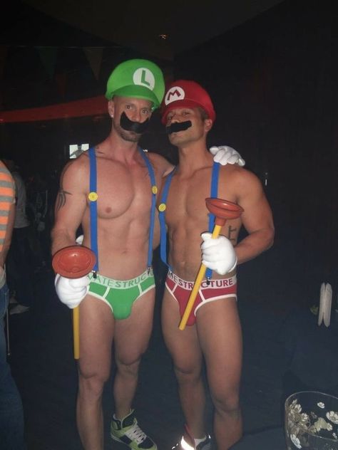 Mario And Luigi Halloween, Luigi Halloween Costume, Gogo Dancer Outfits, Gay Halloween Costumes, Gay Costume, Luigi Costume, Mario Costume, Mario E Luigi, Halloween Duos