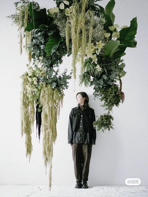 Altar Florals, Green Amaranthus, Unconventional Christmas Trees, Deco Spa, Arreglos Ikebana, Wedding Altar, Plant Installation, Floral Installation, Old Mirrors