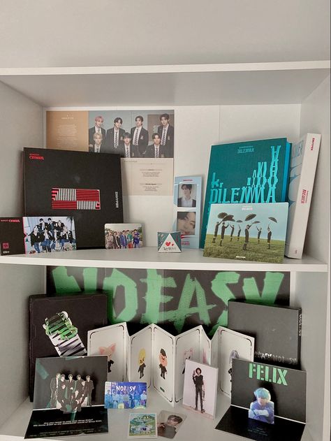 Kpop Photocards Display Ideas, Straykids Bedroom Ideas, Enhypen Shelf Ideas, Straykids Album Aesthetic, Enhypen Collection Aesthetic, Kpop Aesthetic Room Ideas Skz, Enhypen Room Ideas, Kpop Room Inspo Skz, Enhypen Shelf