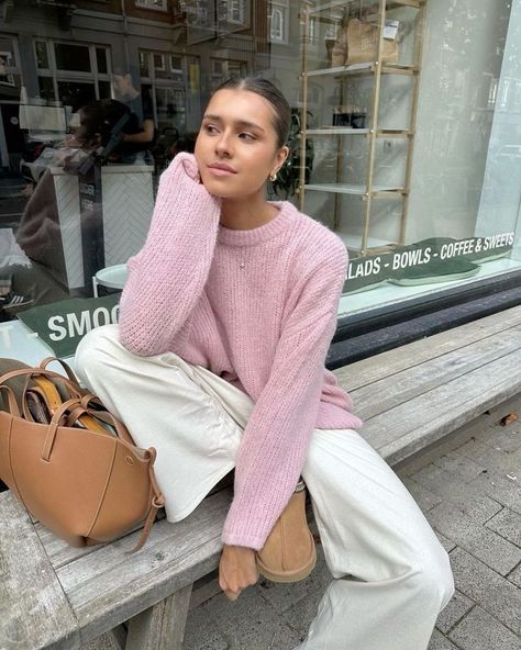 Pale Pink Cardigan Outfit, Light Pink Jumper Outfit, Pale Pink Sweater Outfit, Frühling Outfits, Pink Cardigan Outfit, Outfit Basics, Outfits Pastel, Knit Sweater Outfit, Skandinavian Fashion