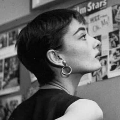 1950s Short Hair, 1920s Hair Short, Audrey Hepburn Pixie, Audrey Hepburn Hair, Short Hair Outfits, Aubrey Hepburn, Audrey Hepburn Photos, Jean Seberg, 1920s Hair