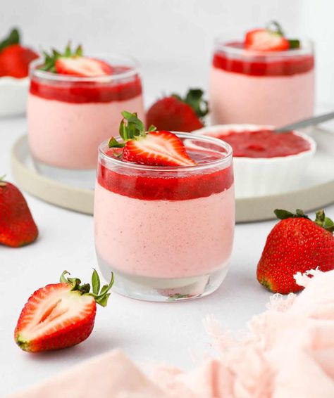 These deliciously light and cream Strawberry Mousse Cups topped with a homemade strawberry compote are an easy dessert that is perfect for Summer or as a dinner party dessert. It is also a delicious Valentine's Day dessert idea! Easy Strawberry Mousse, Raspberry Panna Cotta, Gelatin Desserts, Pink Brunch, Cups Recipes, Mousse Cups, Dinner Party Desserts, Panna Cotta Recipe, Spring Recipe