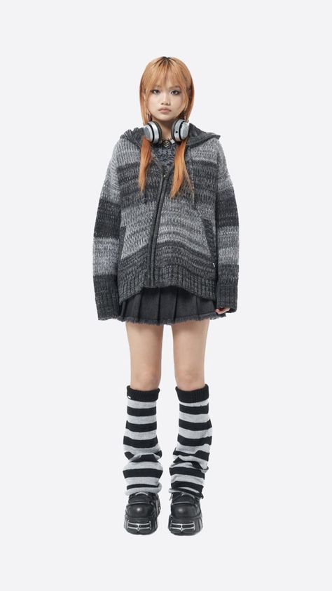 City Aesthetic New York, Japan Style Outfits, Aesthetic New York, 2000s Japanese Fashion, Y2k Knit, Retro Outfit, Japan Outfit, 2000 Fashion, Sweater Crop