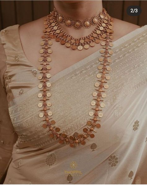 Kerala Style Gold Necklace, White Saree With Gold Jewellery, Kerala Design Gold Jewellery, Onam Jewelry Ideas, Pearl Jewelry Indian Traditional, Traditional Gold Jewellery Indian, Kerala Wedding Jewellery Collection, Kerala Jewellery Necklaces, Gold Bridal Necklace Indian