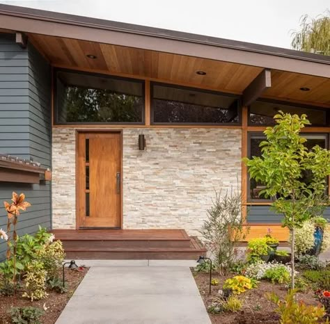 Remodelaholic | Real Life Rooms: Mid-Century Modern Curb Appeal Makeover Mid Century Modern House Exterior, Mid Century Remodel, Mid Century Modern Exterior, Mid Century Exterior, Modern Entrance, Modern Front Door, Mid Century Architecture, Exterior Makeover, Entrance Design