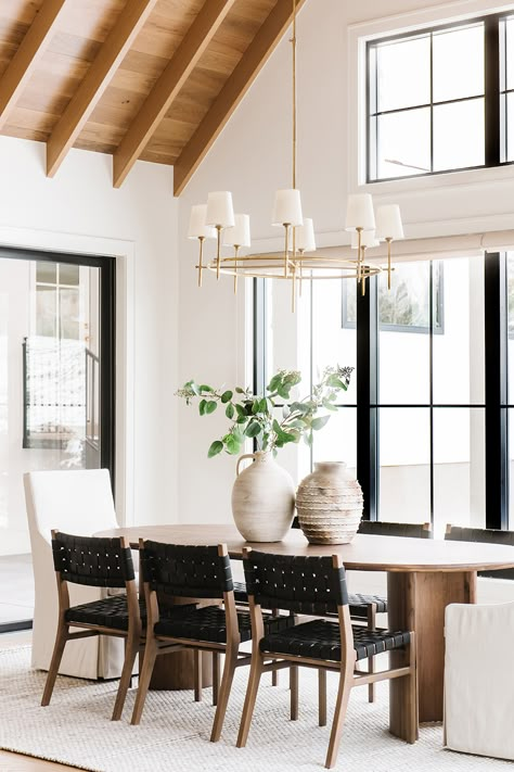 Transitional Tudor, Lake House Interior, Transitional Dining Room, Transitional Dining, Dinning Room Design, Timeless Interiors, Dining Room Makeover, Dining Room Interiors, Modern Transitional