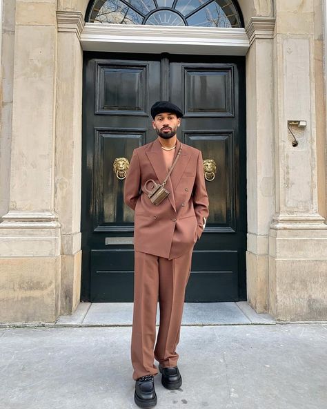 Mini Jacquemus, Dapper Gentleman Style, Men Fashion Photoshoot, Men's Street Style, Brown Suit, Jacquemus Bag, Men's Streetwear, Wedding Outfit Men, Suits Men