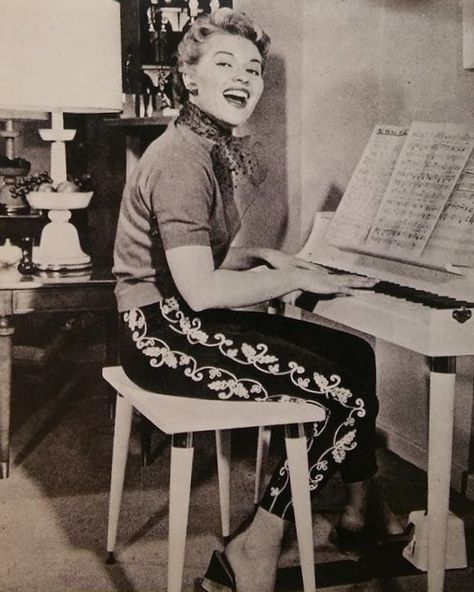 Life In The 1950s, Patti Page, Teen World, November 8, Pop Singers, January 1, Grammy Awards, Singers, Award Winning