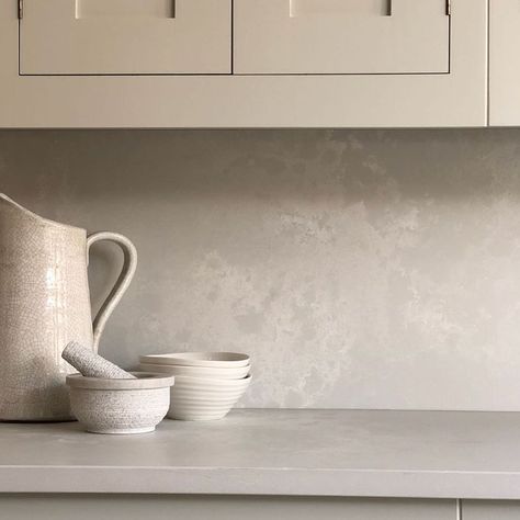 Simply beautiful. We love @caesarstone_uk ‘Cloudburst Concrete’ paired with neutral tones in this design. White worktops continue to be a… Concrete Backsplash Kitchen, Caesarstone Raw Concrete, White Kitchen Counters, Clean Kitchen Design, Caesarstone Kitchen, Caesarstone Countertop, Stone Backsplash Kitchen, Kitchen Benchtops, Stone Kitchen