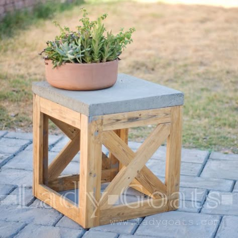 use this frame for toy bin, line with fabric and add removable topper with cushion for foot stool, and add  non scratch casters or felt bottoms. Diy Patio Bench, Diy Patio Table, Into The Wood, Outdoor Furniture Plans, Patio Diy, Pallet Outdoor, Outdoor Stools, Diy Holz, Diy Pergola