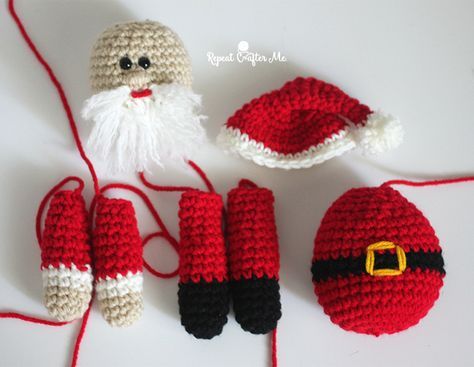 santa4 Crocheted Santa, Crochet Santa Claus, Bernat Super Value Yarn, Crochet Christmas Wreath, Christmas Crochet Patterns Free, Repeat Crafter Me, Crochet Santa, Crochet Xmas, Crochet Christmas Decorations