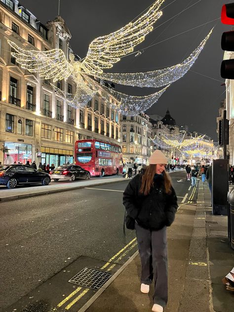 London Christmas Pictures, London Instagram Pictures Christmas, Regent Street London Christmas, Outfits For Christmas Lights, London Uk Outfits, London Christmas Photo Ideas, Christmas Inspo Pics, London Pictures Ideas Winter, London Inspo Photos