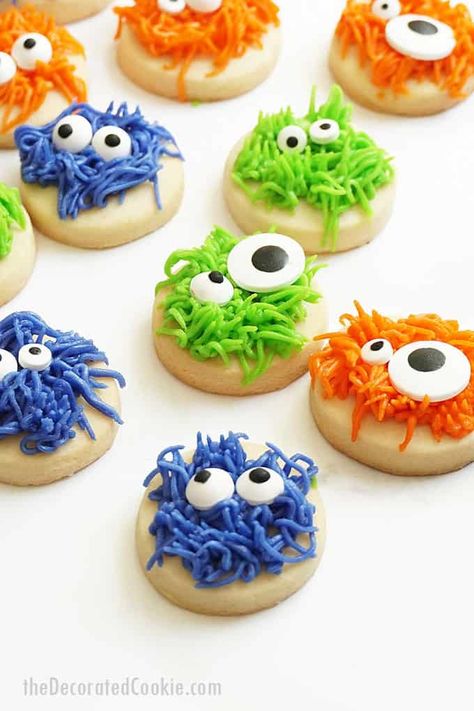 Monster Decorated Cookies, Halloween Cookies Decorated Easy, Cookies With Candy, Frosting Decorating, Cookies Photography, Cookies Cute, Buttercream Cookies, Easy Halloween Cookies, Halloween Treats To Make