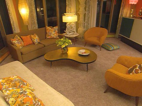 Colorful Retro Family Room : Archive : Home & Garden Television Retro Basement, Retro Style Living Room, Sala Vintage, 70s Living Room, 60s Decor, 70s House, 70s Interior, Retro Interior Design, 70s Home