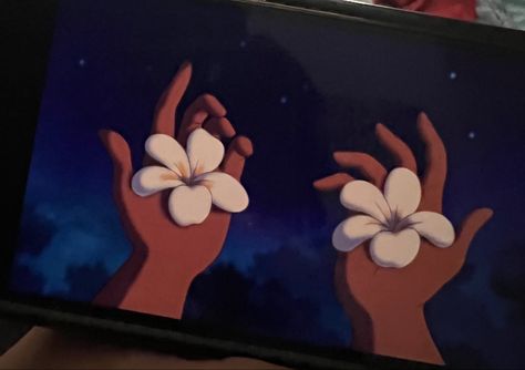 Lilo And Stitch Flower, Lilo And Nani, Lilo And Stitch 3, Lilo And Stitch Tattoo, Lilo And Stitch 2002, Disney Gifs, Stitch Tattoo, Lilo Y Stitch, Disney Gif