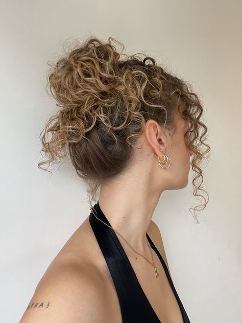 Curly Blonde Hair Updo, Curly Bun For Prom, Formal Curly Bun Hairstyles, Bun Curls Hairstyle, Curly Hair Bun Aesthetic, Blonde Curly Hair Updo, Formal Messy Bun Curly Hair, Curly Prom Updos Natural Curls, Curly Ballerina Bun