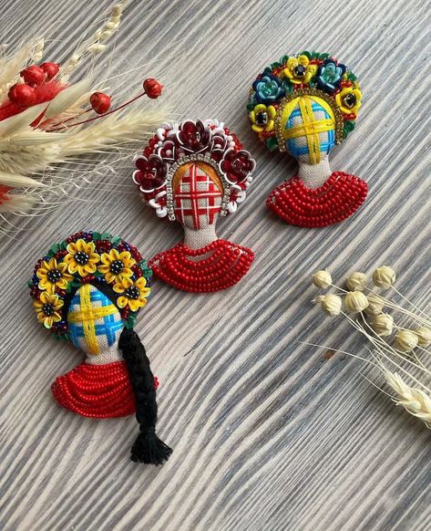 Motanka Doll, Doll Embroidery, Doll Brooch, Diy Fabric Jewellery, Crochet Hair Clips, Spirit Dolls, Sewing Embroidery Designs, Sewing Dolls, Textile Jewelry