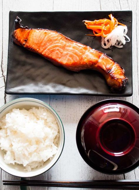 Japanese Salmon (Mirinzuke) - Simply marinating salmon with mirin, soy sauce and sugar will transform the salmon to a different level. All you need is time to marinate. The grilled salmon mirin-zuke is yummy even when it’s cold. http://japan.recpetineats.com Shioyaki Salmon, Yuzu Salmon, Marinating Salmon, Mirin Recipe, Japanese Salmon, Marinated Salmon, Salmon Steak, Recipe Tin, Thai Cooking