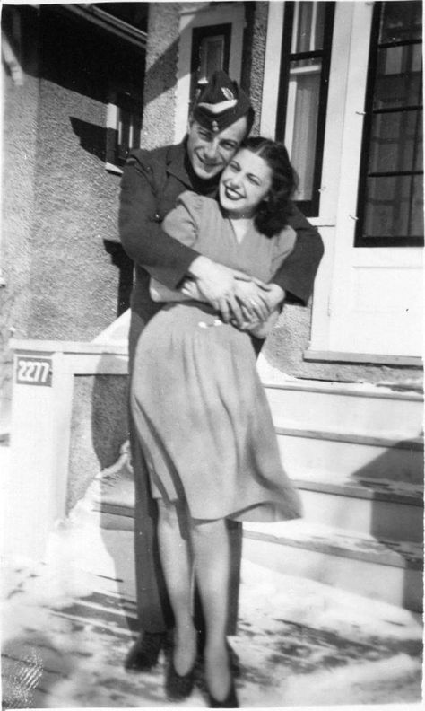 vintage everyday: Fashion in the 1940s – 42 Old Snapshots Show What '40s Couples Wore Couples Vintage, Old Fashioned Love, Military Couples, Vintage Pics, Vintage Couples, Look Retro, Vintage Versace, Vintage Romance, Photo Vintage