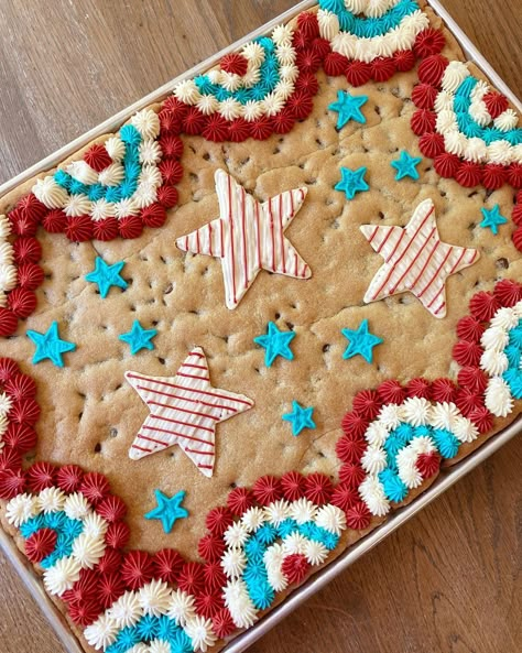 Forth Of July Tablescapes, 4th Of July Desserts Cookies, Veterans Day Cookie Cake, American Flag Cookie Cake, Forth Of July Cookie Cake, 4th July Cookie Cake, Labor Day Cookie Cake Ideas, Summer Time Cakes, Cookie Cake 4th Of July