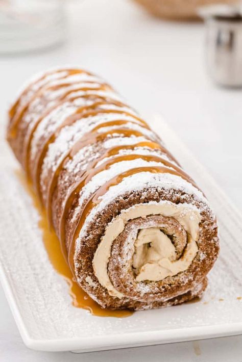 Banana Cake Roll, Caramel Banana Cake, Sponge Cake Roll, Banana Bread Cake, Banana Roll, Chocolate Roll Cake, Caramel Rolls, Banana Dessert Recipes, Homemade Banana Bread