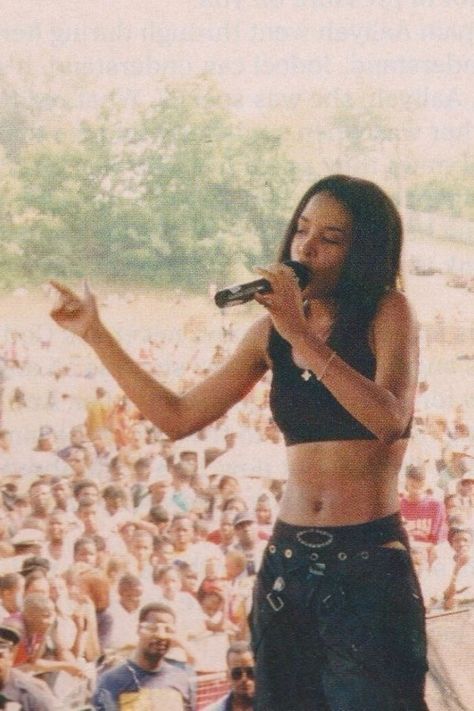 Aaliyah Style 90s, Aaliyah Aesthetic, Aaliyah Dana Haughton, 90s Concert, Rip Aaliyah, Aaliyah Hair, Female Goat, Aaliyah Pictures, Aaliyah Style