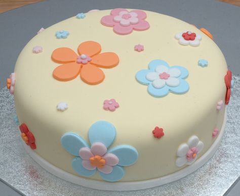 Fondant Icing Cake Designs, Easy Fondant Cakes Designs Ideas, Easy Flower Cake, Butter Icing Cake Designs, Simple Flower Cake, Flower Cake Ideas, Icing Cake Design, Floral Food, Flower Cake Design