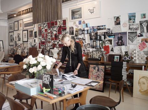 Editor In Chief Aesthetic, Workspace Photography, Vogue Office, Carla Sozzani, Paris Office, Chic Office Space, Art Studio Storage, Girly Office, Italian Love