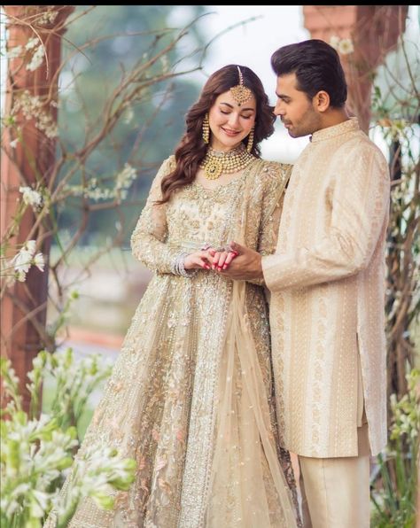 Muslim Bride Photoshoot Poses, Royal Wedding Photoshoot, Nikah Photos, Couple Dpzz, Mere Humsafar, Bride Groom Photoshoot, Pakistani Wedding Photography, Nikah Outfit, Indian Wedding Poses