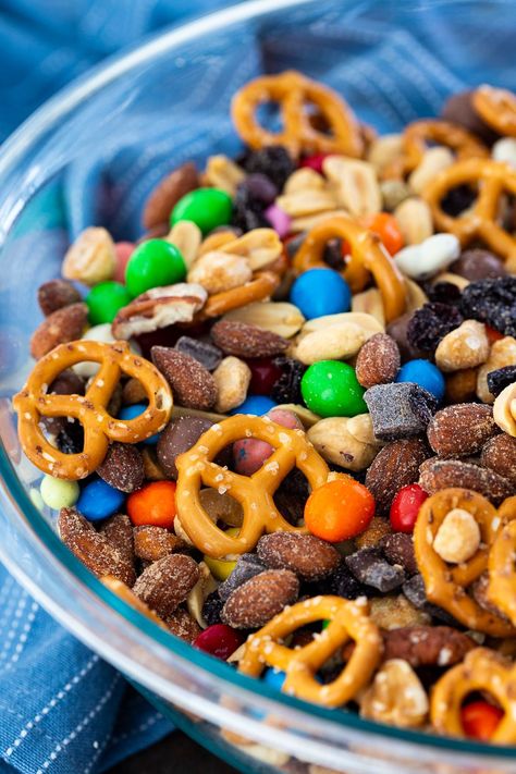 Homemade trail mix recipe, for a delicious trail mix that doesn't have too many peanut or raisins. The perfect combo of savory, sweet, salty, crunchy, and chewy, making it the perfect snack. Homemade Trail Mix Recipes, Weekday Recipes, Trail Mix Recipe, Chocolate Covered Nuts, Trail Mix Recipes, Homemade Trail Mix, Honey Roasted Peanuts, Meal Planning App, Snack Craving