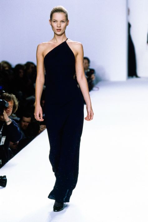 See the complete Calvin Klein Fall 1996 collection and 9 more Calvin Klein shows from the ‘90s. 90s Calvin Klein, Fashion Gone Rouge, Vintage Runway, Fashion 90s, Show Collection, 1990s Fashion, Calvin Klein Collection, Moda Vintage, Mode Inspo