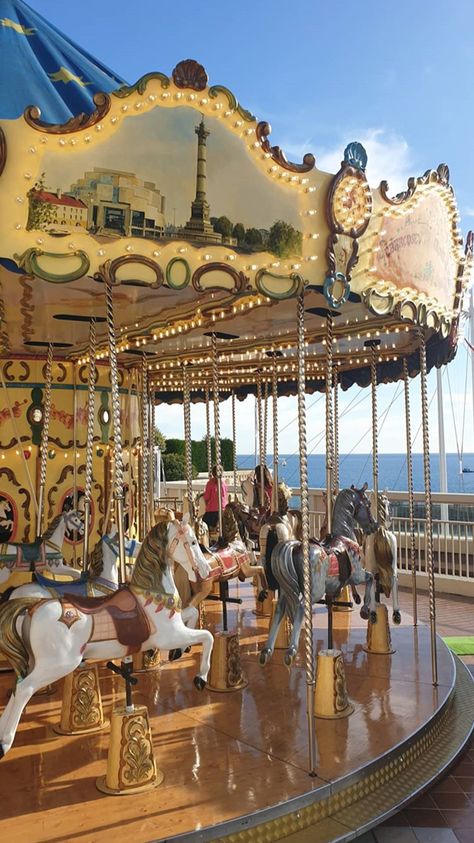 Merry Go Round Aesthetic, Carousel Photoshoot, Carnival Baby Showers, University Of Paris, Iphone Wallpaper Sky, Witchy Wallpaper, Disney Day, Fun Fair, Hippie Wallpaper