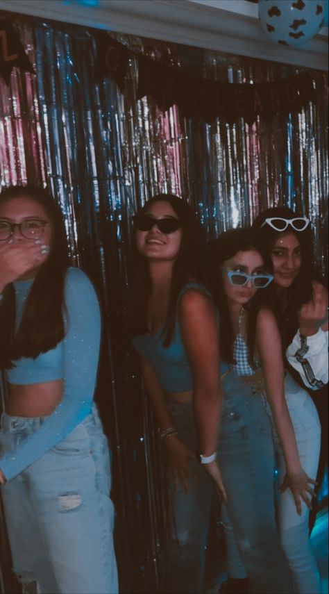 aesthetic euphoria party Bestie Poses, Sweet 16 Winter, Party Photo Ideas, Collage Party, Euphoria Party, Euphoria Aesthetic, Memories With Friends, Cute Birthday Pictures, College Parties