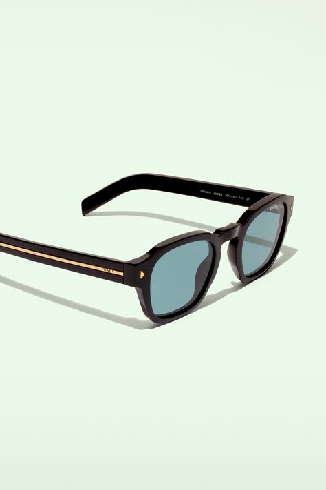 Prada sunglasses reinterpret the classic with the contemporary touch of bold lines and refined details. #pradaeyewear Custom Belt, Prada Eyewear, Prada Sunglasses, Men's Sunglasses, Metal Plaque, Exclusive Collection, Tech Accessories, Prada, Mens Sunglasses