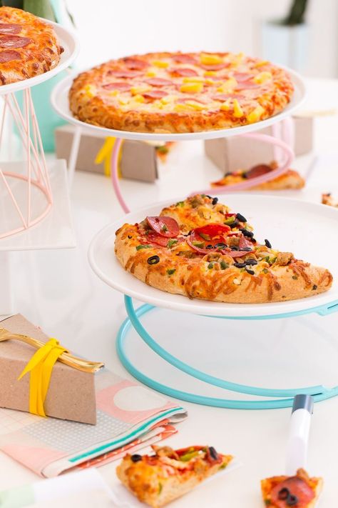 Because you always need to have 3 clever ways to serve pizza on hand! - sugar and cloth Summer Pizza Party, Pizza Display, Summer Pizza, Timetable Ideas, Study Timetable, Diy Serving Tray, Meat Lovers Pizza, Italian Party, Diy Pizza