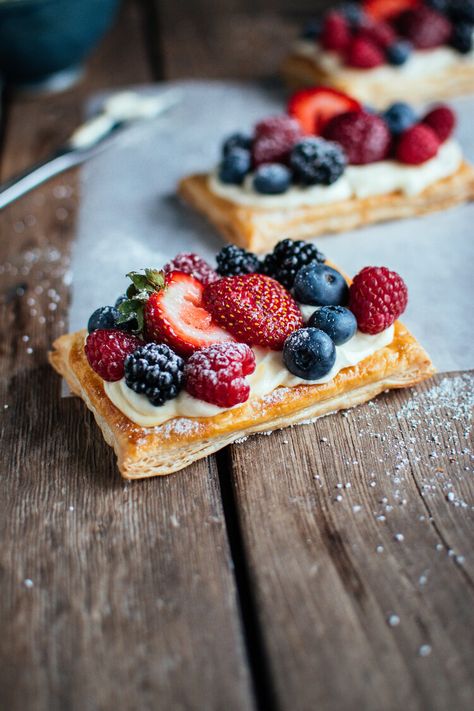 puff pastry fruit tarts with lemon curd whipped cream Fruit Puff Pastry, Puff Pastry Fruit, Pastry Fruit, Pastries Recipes Dessert, Puff Pastry Recipe, Fruit Tart Recipe, Easy Puff, Puff Pastry Desserts, Easy Puff Pastry