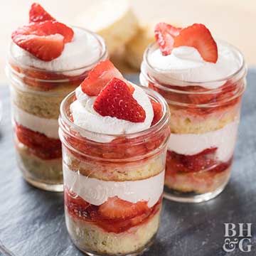 Strawberry Shortcake Parfaits Individual Strawberry Shortcake, Mousse Au Chocolat Torte, Mason Jar Desserts, Strawberry Dessert Recipes, Strawberry Shortcake Recipes, Shortcake Recipe, Cake In A Jar, Dessert In A Jar, Mason Jar Meals