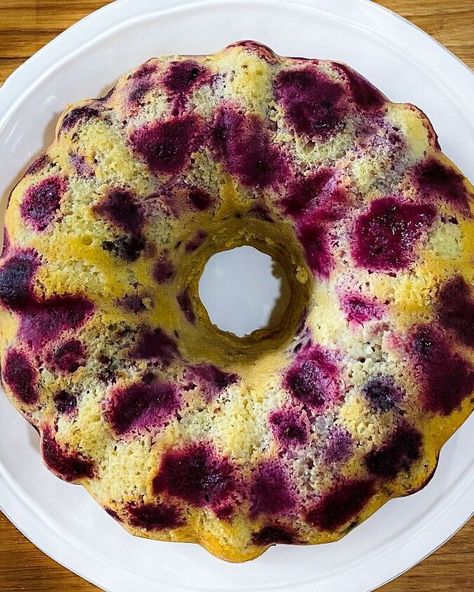 My Blackberry Lemon Pound Cake is a great summer-time dessert.Especially now that grocery stores and farmer’s markets are stocked with gloriously ripe blackberries now through September.Whip it up for your next pool party, BBQ, or picnic. It is crammed full of fresh ripe blackberries and just a hint of lemon.HERE IS THE BEST PART!!!!!!This cake only takes about 10 minutes to prep before you pop it into the oven. Just make sure you set your timer a few minutes early to check it. You d… Blackberry Pound Cake, Pool Party Bbq, Blackberry Dessert, Blackberry Lemon, Blueberry Jam Recipe, Pound Cake Recipes Easy, Pool Party Food, Apple Fritter Bread, Blackberry Recipes