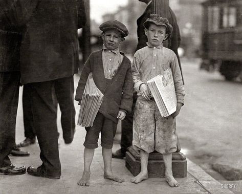 May 1915. "Nine-year-old newsie and his 7-year-old brother 'Red.' Tough specimen of Los Angeles newsboys." Photo by Lewis Wickes Hine Lewis Wickes Hine, Shorpy Historical Photos, Lewis Hine, Child Labour, Southern Pacific, The Great, Newsies, Lewis Carroll, Photo Vintage