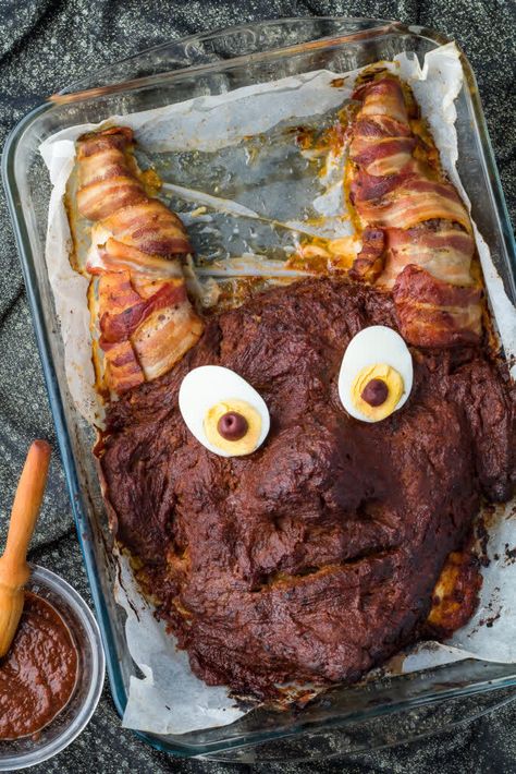 Perfect for Halloween night or your next Halloween party, this Monster Meatloaf Recipe is creepily delicious. Made with wholesome, low-carb ingredients, this spooky dinner is an easy recipe the whole family will enjoy. Happy Halloween! Keto Halloween Recipes Dinner, Scary Meatloaf, Spooky Meatloaf, Halloween Meatloaf Ideas, Monster Meatloaf, Halloween Meatloaf, Pork And Beef Meatloaf, Spooky Foods, Paleo Ketchup