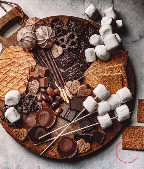 Rather than having everyone reach into a plastic packaging to grab jumbo marshmallows and chocolate squares, put together a decadent s'mores board instead. If you haven't seen these before, it's similar to a charcuterie spread—but filled with s'mores makings rather than meat and cheese. #smoresboard #smoresideas #summerideas #bhg National Chocolate Day, Charcuterie Inspiration, Party Food Platters, S'mores Bar, Chocolate Day, Charcuterie Recipes, Summer Gathering, Snacks Für Party, Gourmet Chocolate